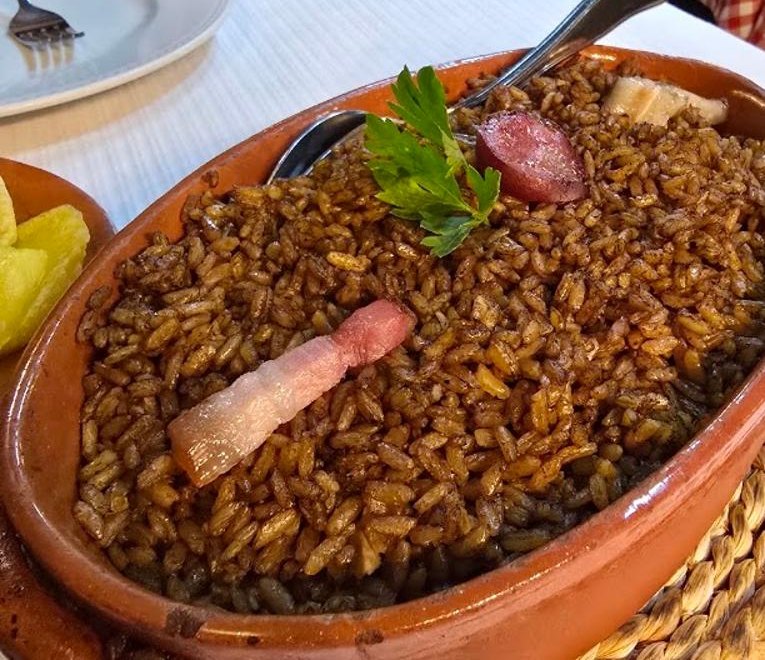 Travessa de barro com arroz de pato e chouriço
