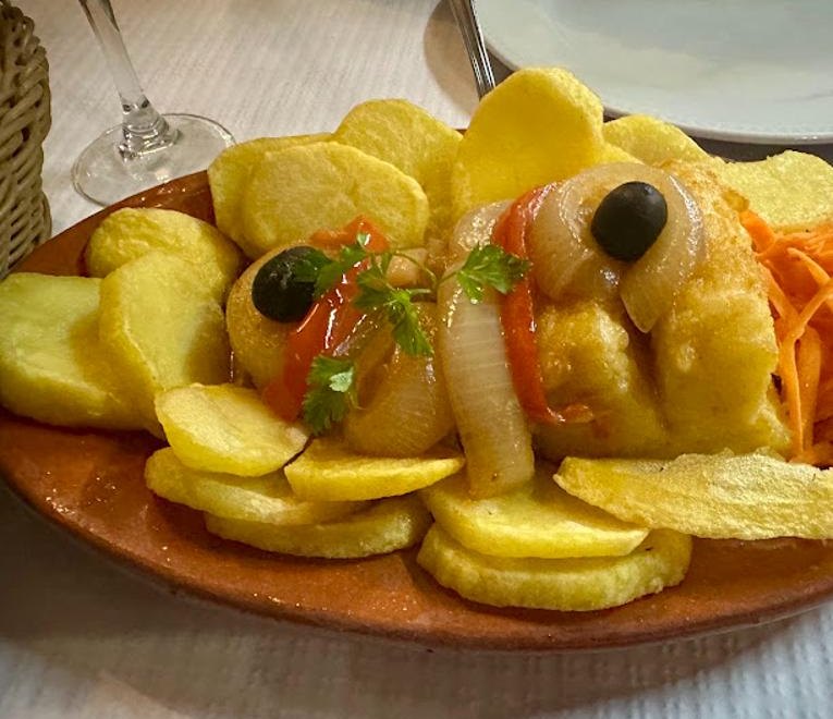 Bacalhau à Braga com batata às rodelas, cebola e pimento
